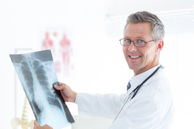 Souriant médecin tenant xray