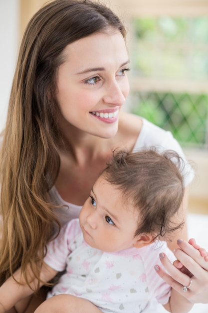 Souriant mère avec enfant en bas âge à la maison