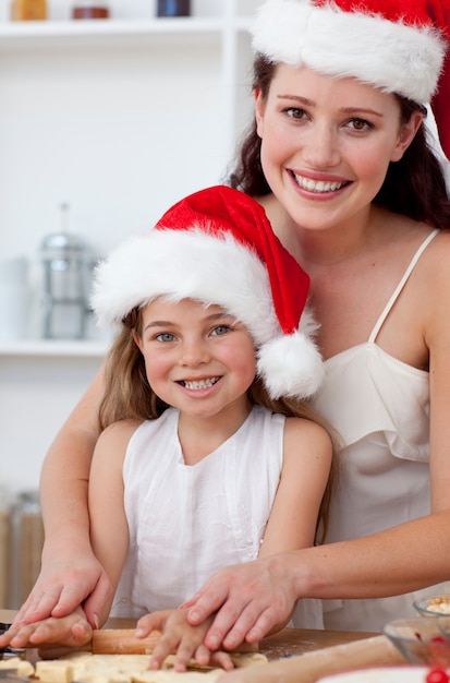 Souriant, mère, fille, cuisson, noël, gâteaux