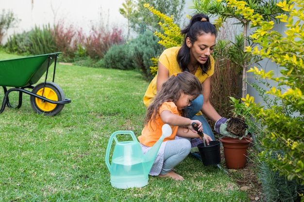 Souriant mère et fille jardinage