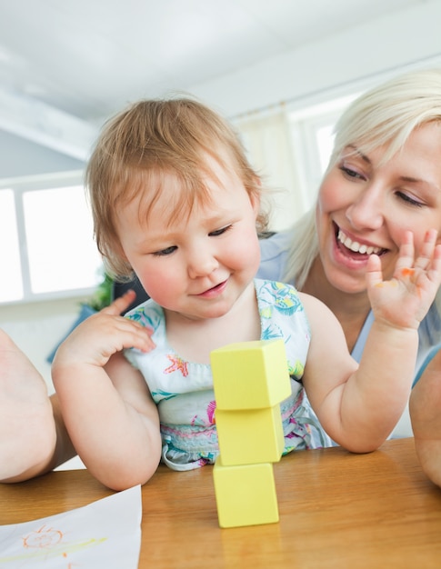 Souriant mère jouant avec sa fille