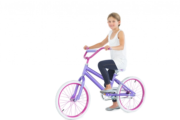 Souriant mignonne jeune fille à vélo