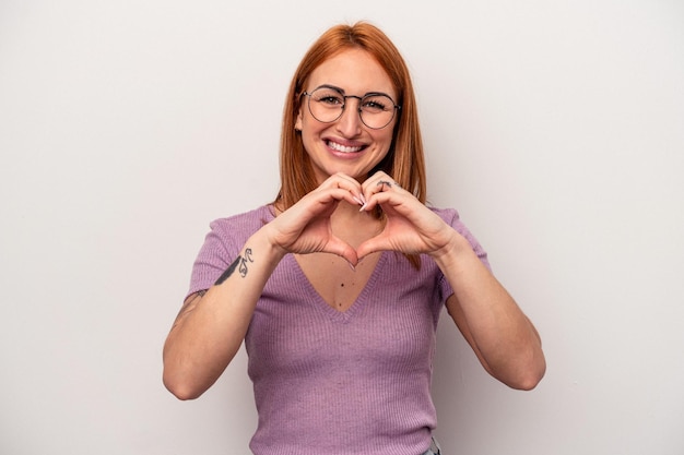 Souriant et montrant une forme de coeur avec les mains