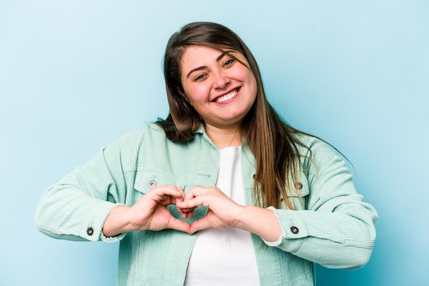 Souriant et montrant une forme de coeur avec les mains