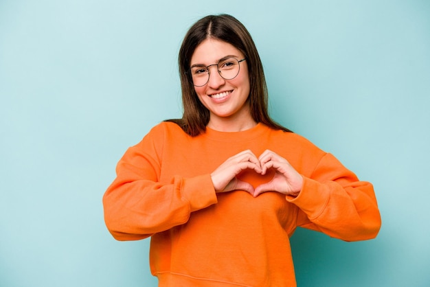 Souriant et montrant une forme de coeur avec les mains