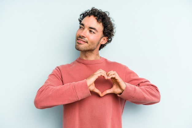 Souriant et montrant une forme de coeur avec les mains