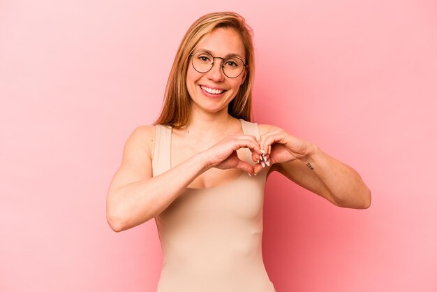 Souriant et montrant une forme de coeur avec les mains