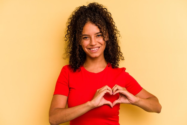 Souriant et montrant une forme de coeur avec les mains