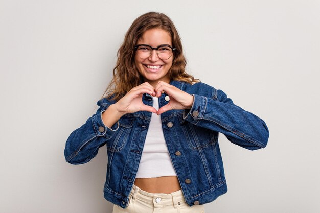 Souriant et montrant une forme de coeur avec les mains