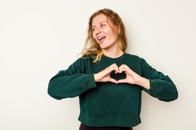 Souriant et montrant une forme de coeur avec les mains