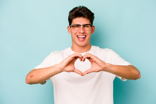 Souriant et montrant une forme de coeur avec les mains