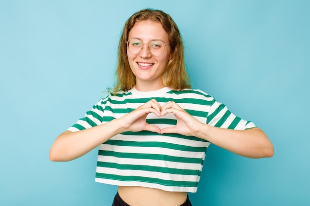 Souriant et montrant une forme de coeur avec les mains