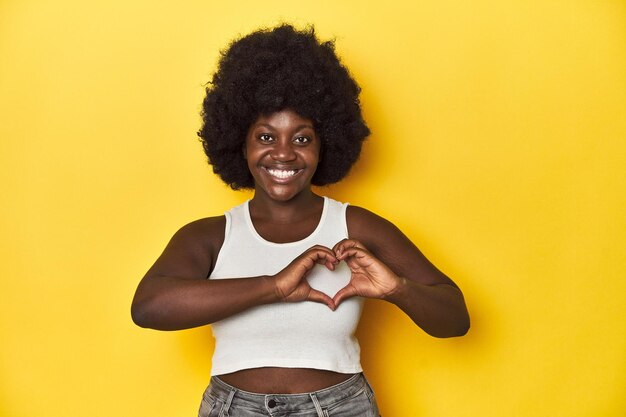 Souriant et montrant une forme de coeur avec les mains