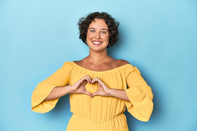 Souriant et montrant une forme de cœur avec les mains