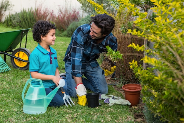 Souriant, père et fils, jardinage