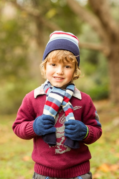 Souriant petit garçon posant pour la caméra