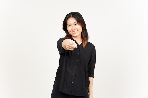 Souriant et pointant à la caméra de la belle femme asiatique isolée sur fond blanc