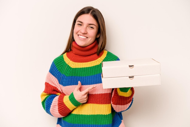 Souriant et pointant de côté montrant quelque chose dans un espace vide