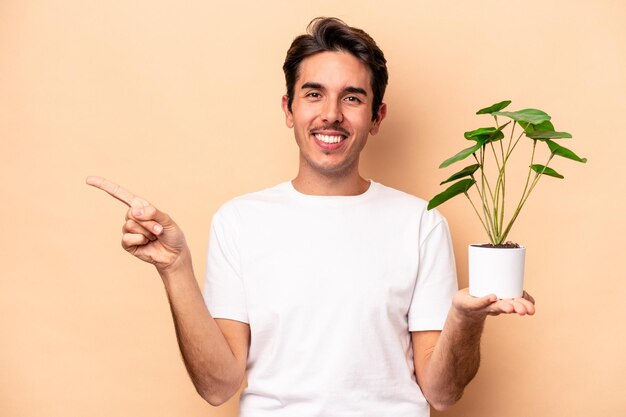 Souriant et pointant de côté montrant quelque chose dans un espace vide