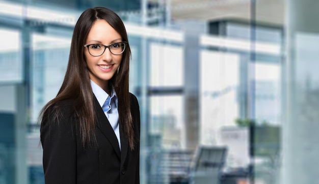 Souriant portrait de femme d&#39;affaires dans un bureau moderne