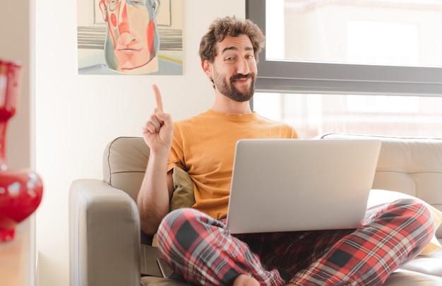 souriant et à la recherche amicale montrant le numéro un ou le premier avec le compte à rebours vers l'avant