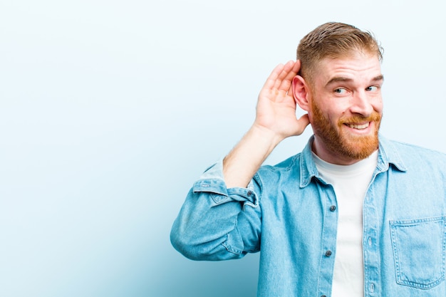 souriant, regardant curieusement sur le côté, essayant d'écouter des potins ou d'entendre un secret