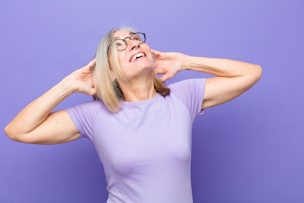 souriant et se sentant détendu, satisfait et insouciant, rire positivement et se détendre