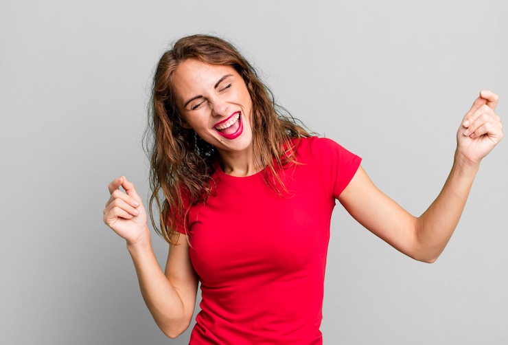 Photo souriant, se sentant insouciant, détendu et heureux, dansant et écoutant de la musique en s'amusant lors d'une fête