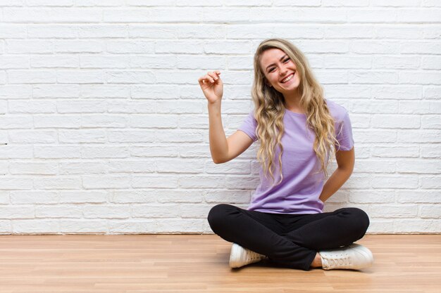 souriant, se sentir insouciant, détendu et heureux, danser et écouter de la musique, s'amuser lors d'une fête