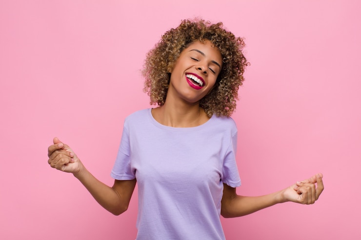 Photo souriant, se sentir insouciant, détendu et heureux, danser et écouter de la musique, s'amuser lors d'une fête