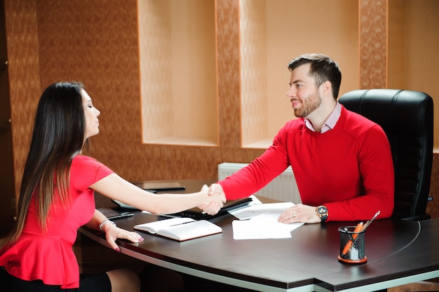 Souriant sympathique homme d'affaires et femme d'affaires