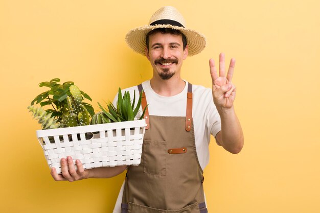 Souriant et sympathique montrant le concept de jardinier numéro trois