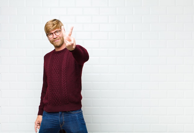 souriant et sympathique, montrant le numéro deux ou la seconde avec la main en avant, le compte à rebours