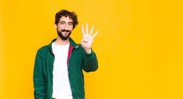 Photo souriant et sympathique, montrant le numéro quatre ou quatrième avec la main en avant, décompte