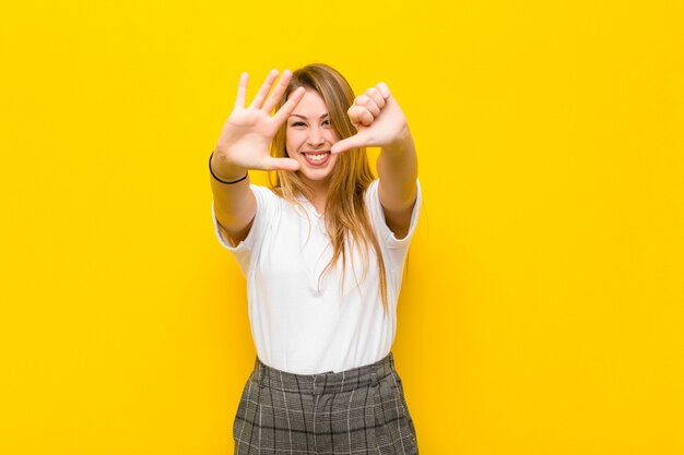 souriant et sympathique, montrant le numéro six ou sixième avec la main en avant, le compte à rebours