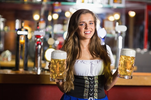 Souriante barmaid oktoberfest avec de la bière