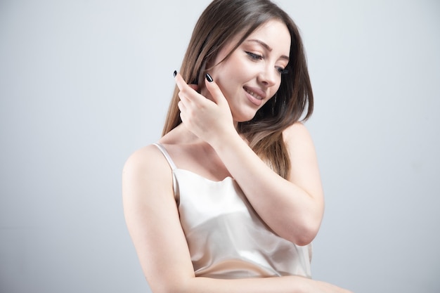 Souriante belle jeune femme avec une peau fraîche et propre