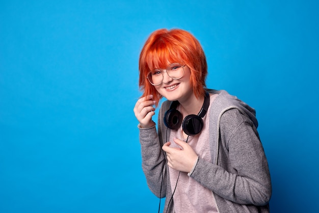 souriante, hipster, adolescente, à, écouteurs