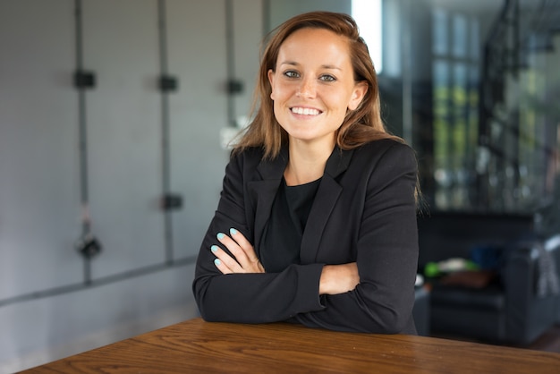 Souriante jeune belle femme brune, regardant la caméra