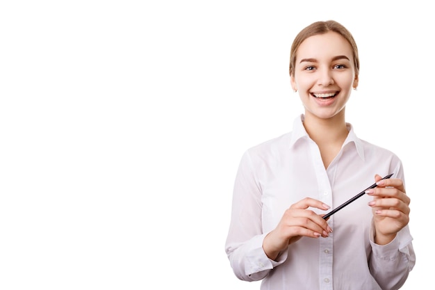 Souriante jeune commis posant avec un crayon