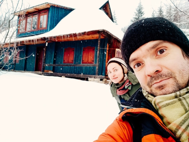 Souriante jeune couple s'amuser en plein air hiver