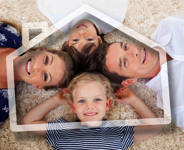 Photo souriante jeune famille allongée avec des têtes ensemble