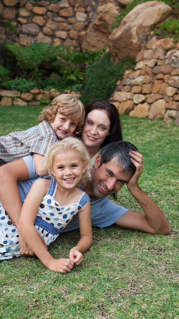 Souriante jeune famille sous le soleil