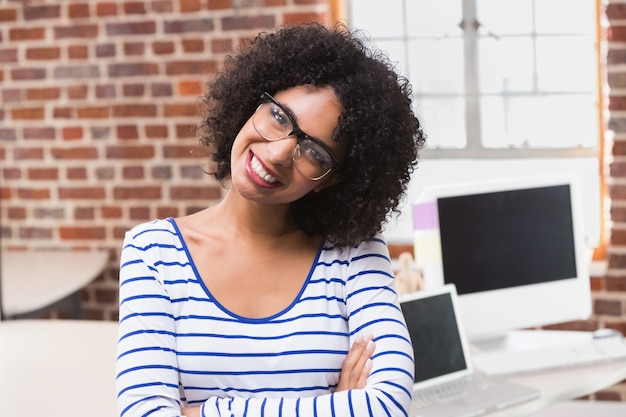 Souriante jeune femme d&#39;affaires au bureau