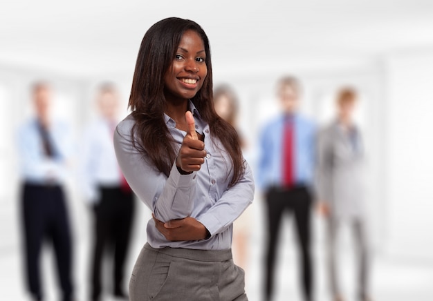 Souriante jeune femme d'affaires noire