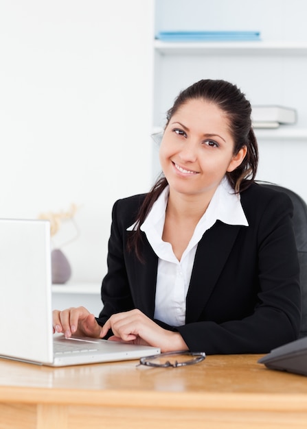 Souriante jeune femme d&#39;affaires