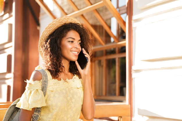 Photo souriante jeune femme africaine en robe d'été