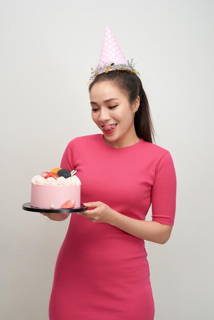 Souriante jeune femme asiatique célébrant son anniversaire