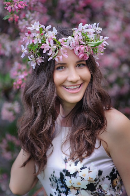 Souriante jeune femme avec une couronne sur la tête