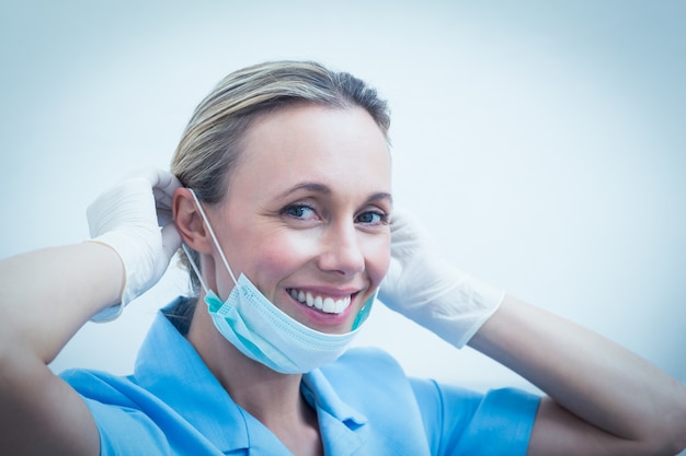 Souriante jeune femme dentiste